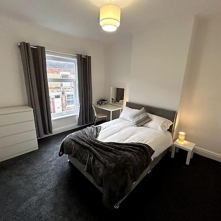 Bright Home From Home Stoke-on-Trent Exteriör bild