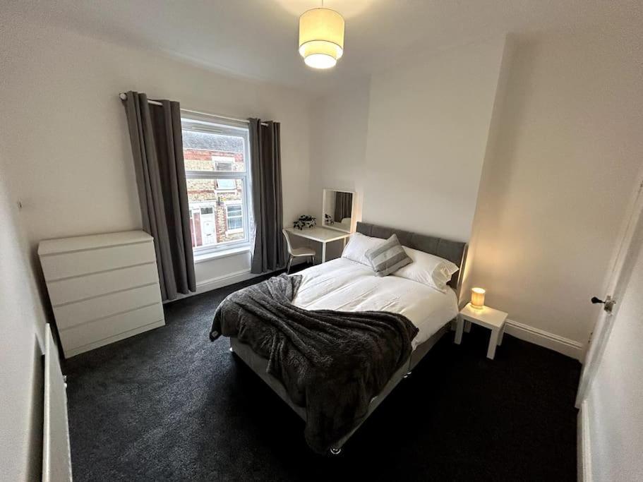 Bright Home From Home Stoke-on-Trent Exteriör bild