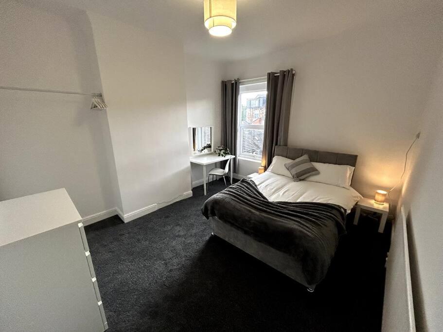 Bright Home From Home Stoke-on-Trent Exteriör bild